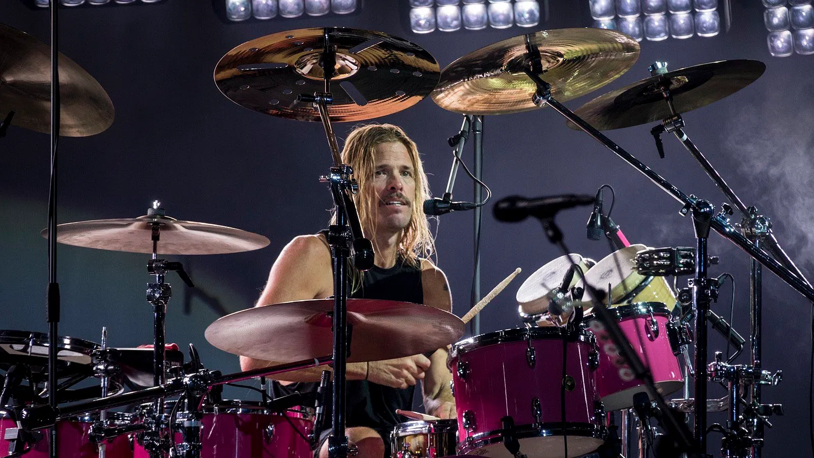 Taylor Hawkins playing with Foo Fighters at Lollapalooza Berlin, 2017 / Photo courtesy of Wikimedia Commons.