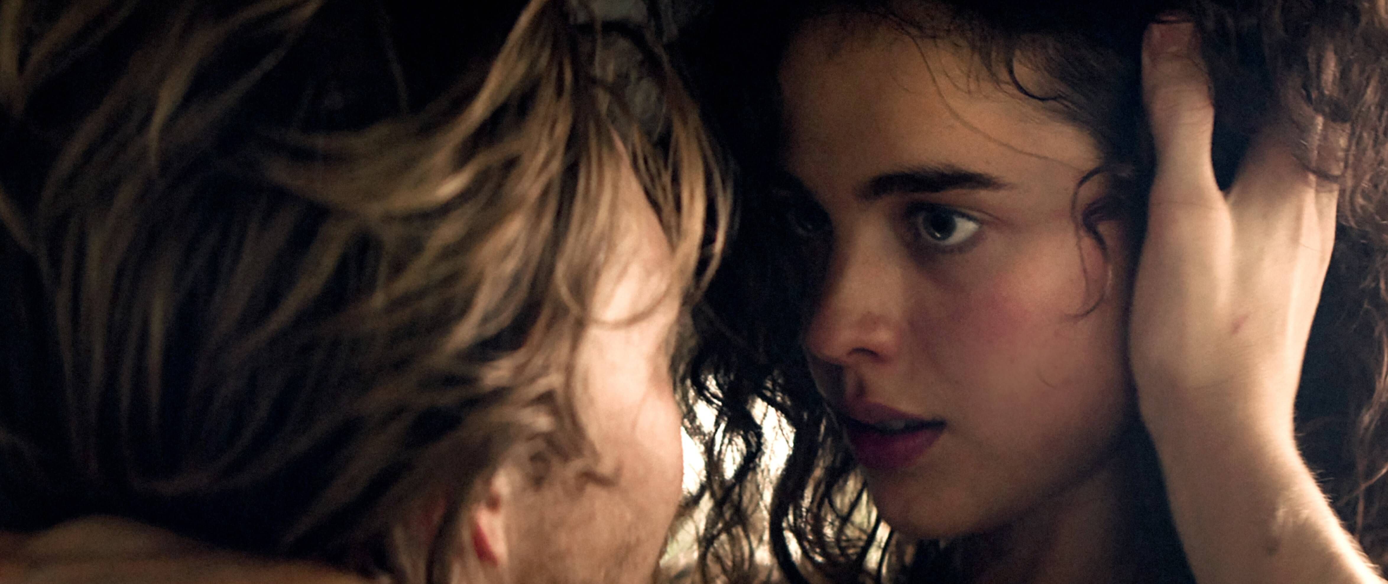 Bad romance: Joe Alwyn and Margaret Qualley get down in "The Stars at Noon". / Photo courtesy of A24.